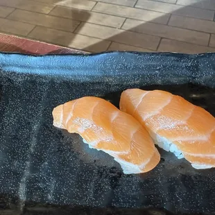 Salmon nigiri