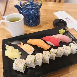 California Roll with 4 Pieces of Sushi