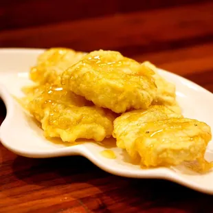 Banana Tempura: 6 pieces. Deep-fried banana slices, served with honey sauce.