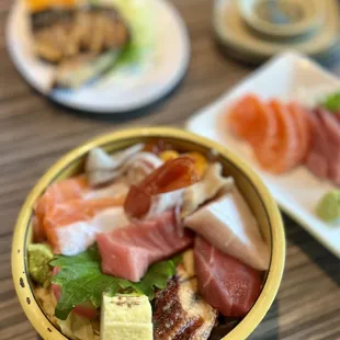 Chirashi Special Dinner, saba shioyaki (grilled mackerel) and sake (salmon) and maguro (red tuna)