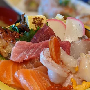Extra special chirashi bowl