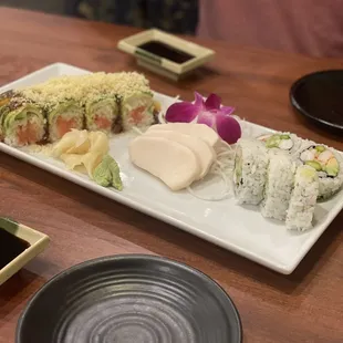 We ordered the white tuna (escolar), amazing chicken (lunch), Mcknight Roll, Magic Roll.