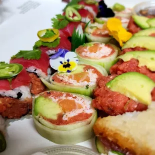 Hot roll, skinny roll, crispy rice w tuna