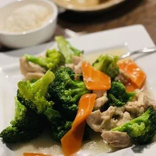 a plate of broccoli and carrots