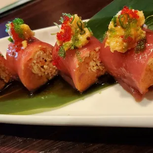 Closeup of the X-mas roll (no rice) that's wrapped in tuna