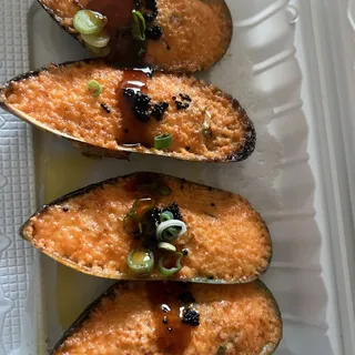 4 Pieces Baked Mussels in Creamy Tobiko Sauce