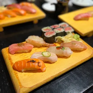 Omakase (front); nigiri (back).