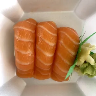 Salmon nigiri