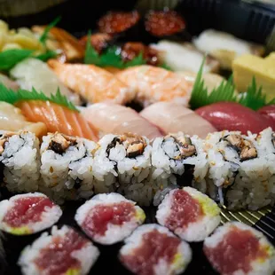 Takeaway $100 omakase (you get two trays per $100 spent)