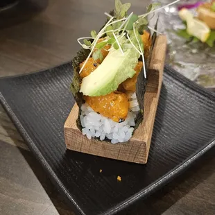 Spicy scallop handroll