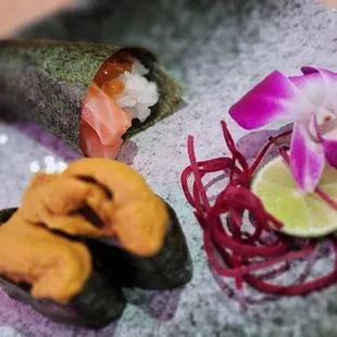 Uni and salmonikura salmon hand Roll