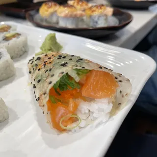 (e037) Salmon Avocado Roll