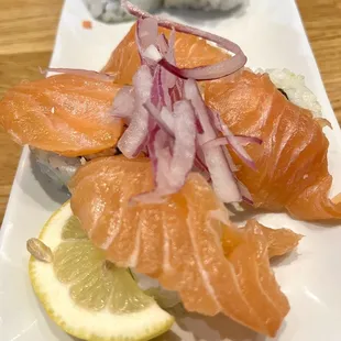 (f049) Philly Salmon Roll