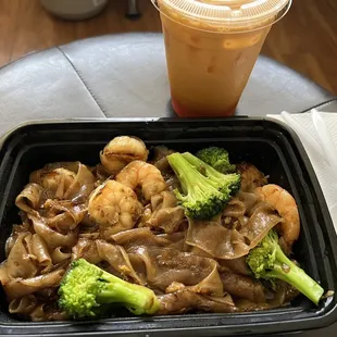 Pad see ew &amp; Thai tea