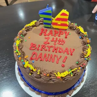 Yellow cake, chocolate buttercream frosting. 5/5