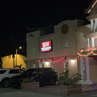 the outside of the restaurant