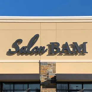 Picture of the salon sign out front