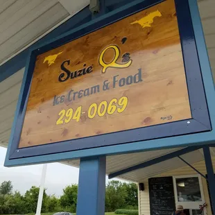 a sign for suzie q's ice cream and food