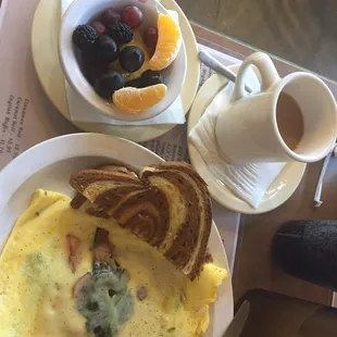 Spinach omelette with toast and fruit. Great option to break my morning fast!