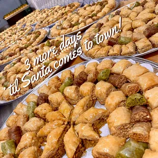 3 days! #baklava #buchedenoel #yulelog #eatcake #bekind #sharelove #dessert #cake #tradition #givelove #enjoylife #suziespastry #bakery