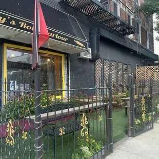 Outdoor seating area - super cute!