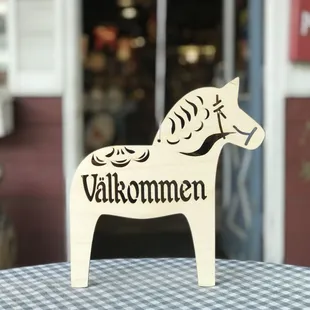 Wood Dala Horse Välkommen sign