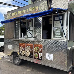 SW8 Dada&apos;s Sisig food truck in the old Arakawa&apos;s parking lot in Waipahu.