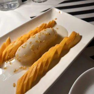 Sticky rice with mango