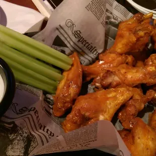 buffalo wings with celery and ranch dip