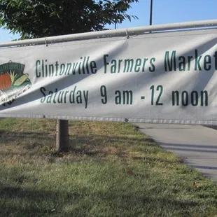 a sign for a farmers market