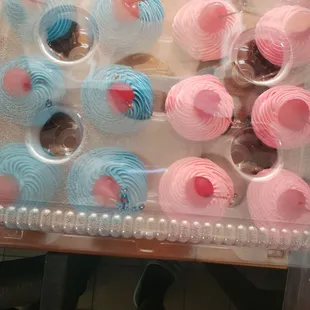 blue and pink cupcakes