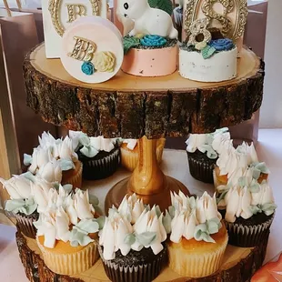 Cupcakes with beautiful flowers