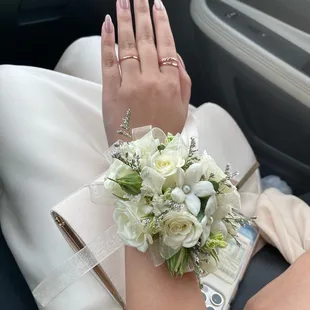 The wrist corsage orders for my daughter's prom.