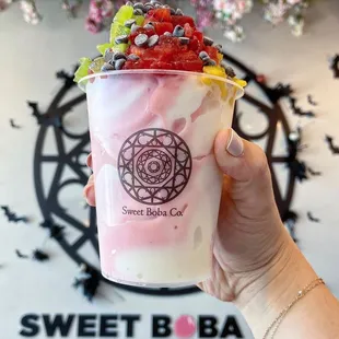 Strawberry and House Original Yogurt with Strawberry, Mango, Kiwi, and Chocolate Chips. (IG: @bon_appetiff)