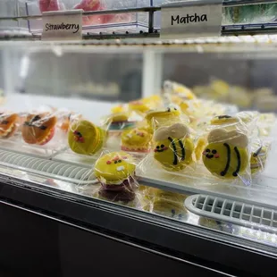 Awwww Bumble Bee - the little chick in the middle is trying to escape lol noooo