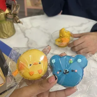 Special macaroons and mango gelato