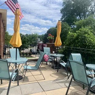 I just love their outdoor seating! And the beautiful trees and umbrellas create shading if you need.