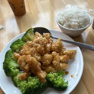 I ordered the sesame chicken with extra broccoli they give you a cup of rice for it as well.