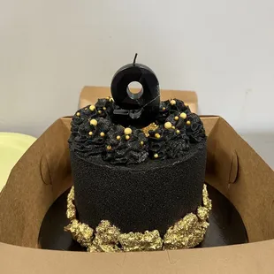 This is two layers and  fed 7 people with easily two-three slices left