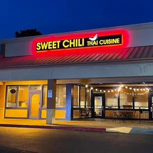 the front of a restaurant at night