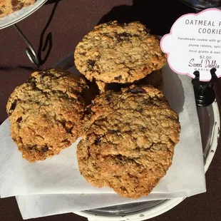 Oatmeal Raisin &quot;doesn&apos;t need wheat to be awesome &quot; Cookie