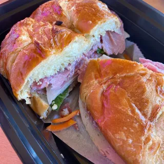 L22. Banh Mi Sandwich Croissant