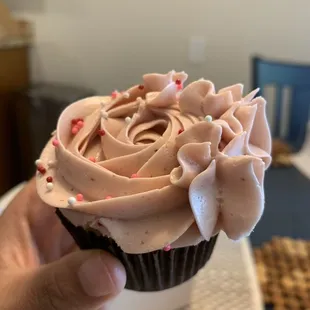 Los Angeles (strawberry buttercream vanilla cake)