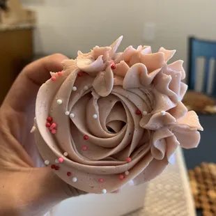 Los Angeles (strawberry buttercream vanilla cake)
