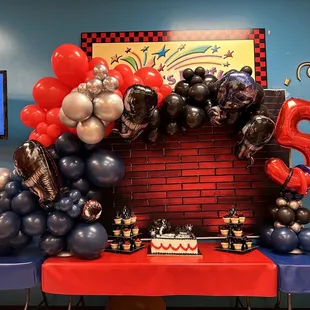 The cupcakes are done by sweet dreams . The cake is done by them but not the venom toys.