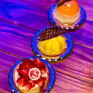 sticky rice &amp; mango bomb cake, yuzu white chocolate cheesecake, strawberry fruit tart (06/2022)