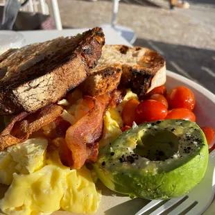 Breakfast plate + avo