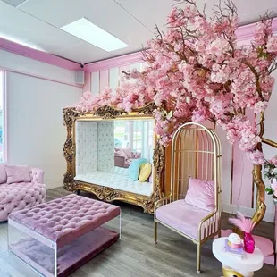 Cute coffee spot! | www.moniquedao.com