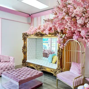 What a cute coffee spot! | www.moniquedao.com