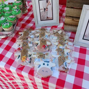 Custome Cow cookies and key chain favors